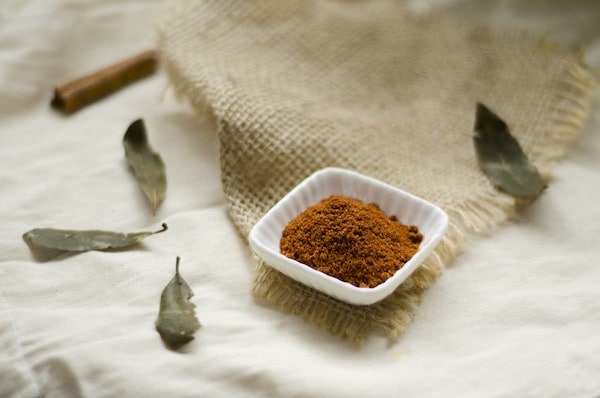 Powdered masala with bay leaf and cinnamon stick