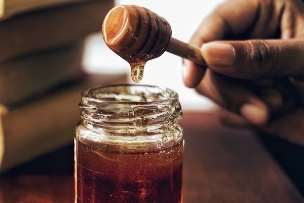 removing honey from the jar